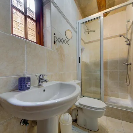 Charming House In Close To Ferries Nyaraló