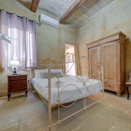 Charming House In Close To Ferries Nyaraló