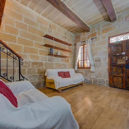 Charming House In Close To Ferries בית נופש