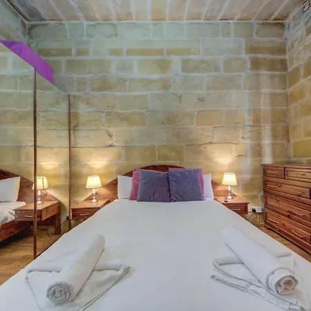 Charming House In Close To Ferries סליאמה