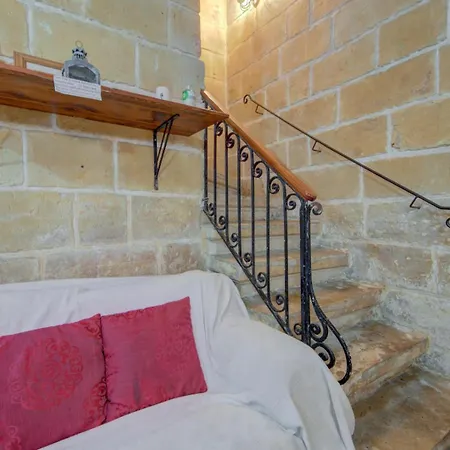 Charming House In Close To Ferries סליאמה